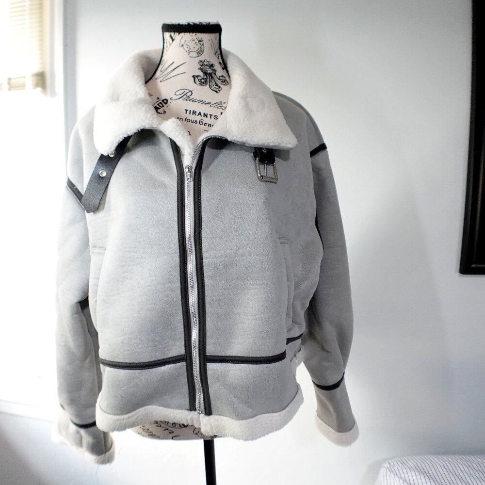 Dazy Women`s Winter jacket Gray w/ zipper & front pockets New with tag